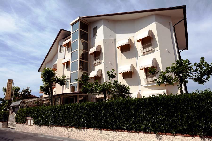 Hotel Peselli Marina di Massa Exterior photo